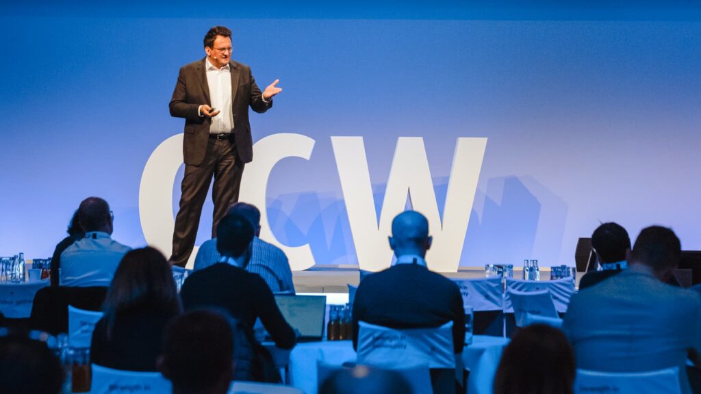 Dr. Oliver Ratajczak hält seine Keynote "Deine Stellschrauben zum Kundenherz " auf der CCW in Berlin